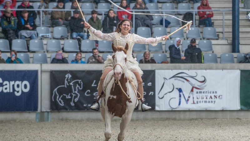 L’aventure continue pour Gilliane Senn et son mustang !